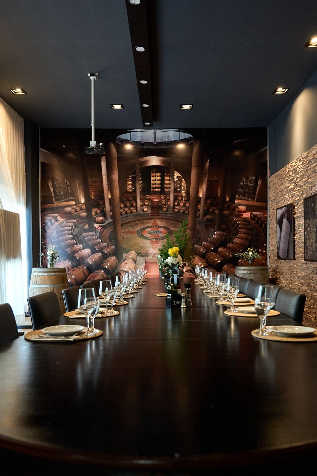 Salón Privado Salentein con la mesa larga y el mural de la bodega